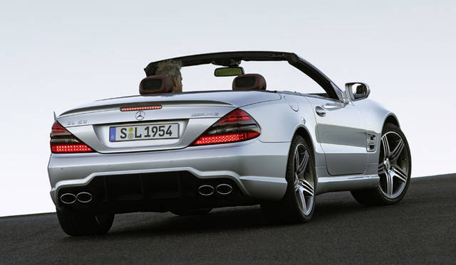 <b>Mercedes-Benz SL63AMG｜メルセデス・ベンツ SL63AMG</b><br>AMGモデルではディフューザーデザインのリアスカート部がブラックになる。この部分をはじめ、ドアミラーやフロントロアスカートなどがカーボン製になるカーボンエクステリアパッケージがオプションとして用意される。