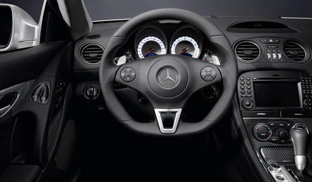 <b>Mercedes-Benz SL63AMG｜メルセデス・ベンツ SL63AMG</b><br>7段オートマチックのAMGスピードシフトMCTは、コンフォート、スポーツ、スポーツプラス、マニュアルのプログラムを用意。素早い発進を可能にするレーススタートモードも備わる。
