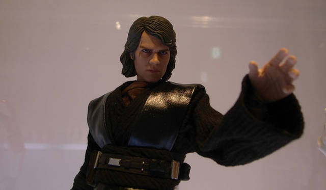 <b>RAH ANAKIN SKYWALKER™</b><br>エピソードIII、ダークサイドに落ちそうな顔つきのアナキンも展示されていた。発売日、価格ともに未定。