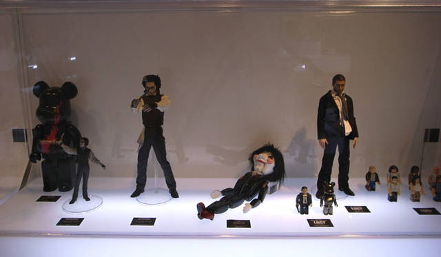 <b>映画＆ドラマのフィギュアたち</b><br>ヒットドラマ「LOST」や、ジョニー・デップ主演「スウィーニー・トッド」関連のフィギュアが並ぶ。