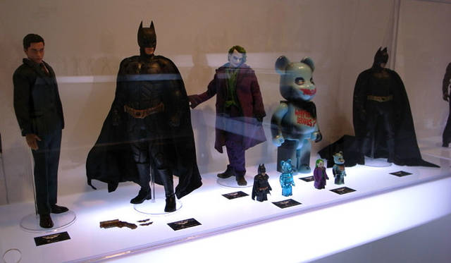 <b>BATMANシリーズ</b><br>8月に公開される「THE DARK KNIGHT」のフィギュアや、「BATMAN BEGINS」のフィギュアが立ち並ぶ。ジョーカーの表情は秀逸だ。