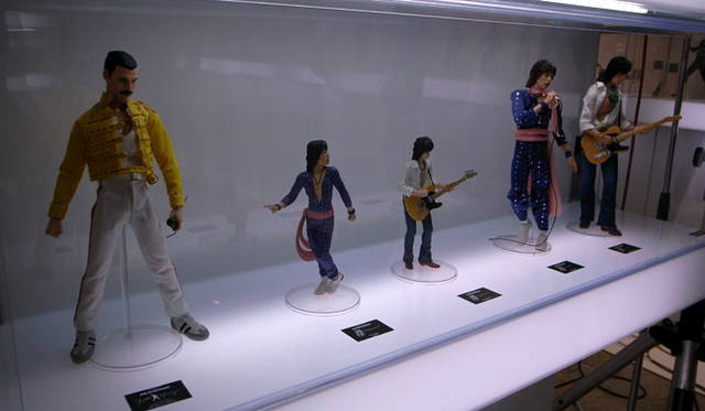 <b>MUSIC ARTIST</b><br>クイーンのフレディ・マーキュリー、ローリングストーンズのミック・ジャガー、キース・リチャーズが立ち並ぶ。激似。