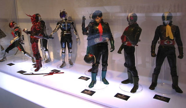 <b>PBM! 仮面ライダーシリーズ</b><br>バンダイとの共同プロダクト「PROJECT BM!」の仮面ライダーシリーズが展示。THE NEXTや電王の商品群が並ぶ。