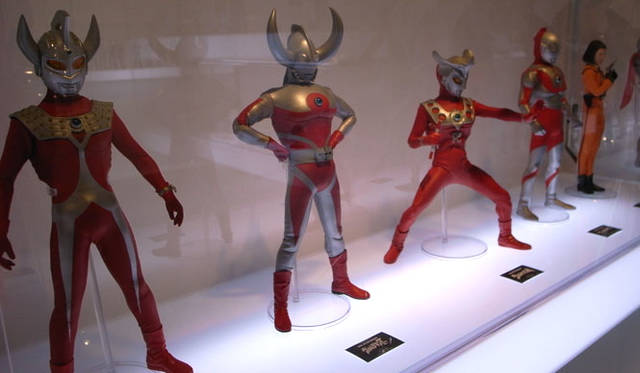 <b>RAH ウルトラマン シリーズ</b><br>新作のタロウのほかに、購入特典であるウルトラの父が展示。