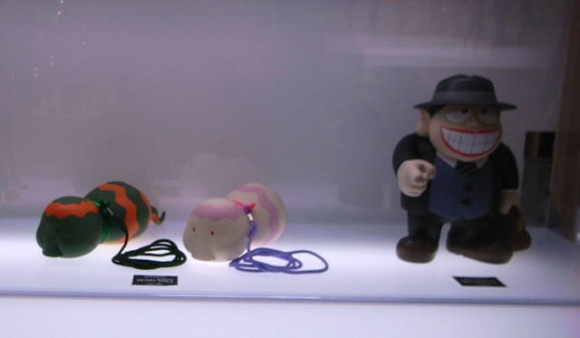 <b>VCD ツチノコ & VCD 笑ゥせぇるすまん</b><br>ドラえもんに登場する「ツチノコ」の新色（完売）と、おなじみ「笑ゥせぇるすまん」より喪黒福造がラインナップ。