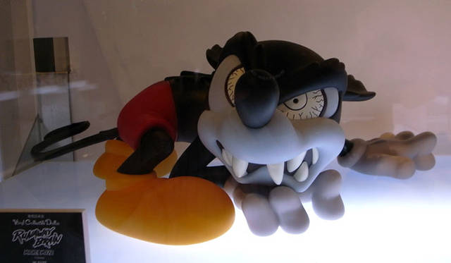 <b>VCD W SIZE MICKEY MOUSE (RUNAWAY BRAIN)</b><br>以前発売されていた同名商品をサイズアップ。約2倍に大きくなった「暴走状態のミッキー」はオブジェとしても使えそうだ。発売日、価格ともに未定。