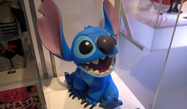 <b>VCD 1/1 STITCH</b><br>ライフサイズのスティッチソフビ。残念ながら発売日、価格ともに未定だ。