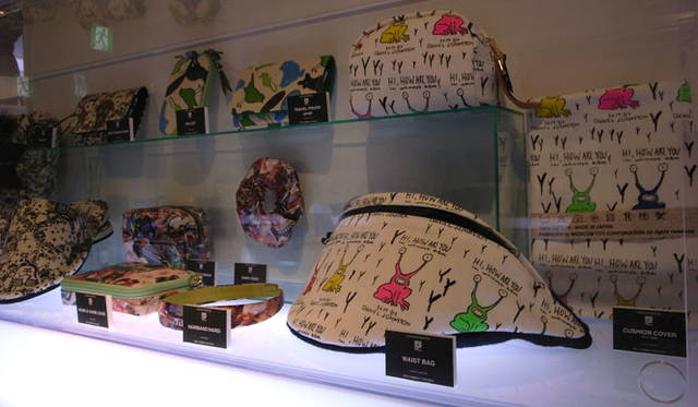 <b>MEDICOM TOY LIFE Entertainment FABRICK</b><br>オリジナルのテキスタイルを製作し、さまざまな商品を作り出している「MLE」からは、DANIEL JOHNSTON とのFABRICKなど多数展示。