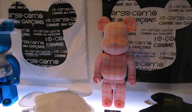<b>BE＠RBRICK 400% 　10・corso・como COMME des GARÇONS </b><br>過去数回コラボアイテムを出しているCOMME des GARÇONS。今期はピンク色の400% BE@RBRICKだったが残念ながら販売終了。
