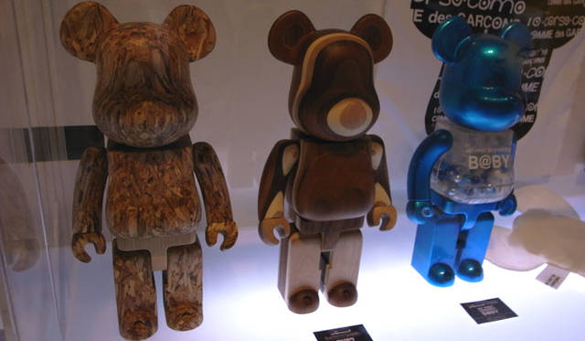 <b>ECO VALUE WOOD™,400% BE＠RBRICK & 400% LAYERED WOOD BE＠RBRICK</b><br>ともに家具メーカー「カリモク」製による木製BE@RBRICK。OPENERSとmore treesのコラボによるECO VALUE～は現在rumorsで受注している。<br>※[ECO VALUE WOOD™]とは、積水化学工業株式会社がつくる環境貢献木質材料のことです。