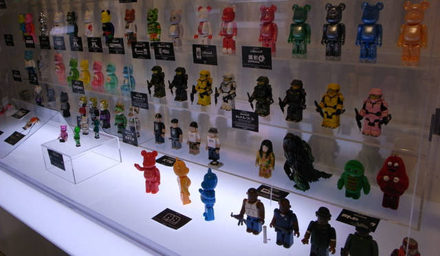 <b>KUBRICK｜BE@RBRICK　各種</b><br>もちろんメディコム・トイの代表作「KUBRICK」と「BE@RBRICK」の新作も多数展示されていた。