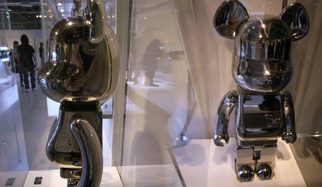 <b>TOYO KITCHEN STYLE　1000% BE＠RBRICK</b><br>熟練の職人により可能となったステンレス製のベアブリック。小誌の赤司さんの連載より誕生したハイエンドモデルがついにお披露目。限定5体、価格525万円。