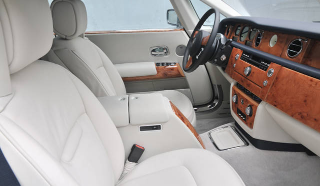 <br>最上級クーペにふさわしい贅沢なインテリア。デザインそのものは意外にシンプルで、ロールスのセンスの高さが光る。