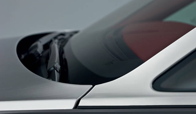 <br>コンセプトモデルの「101EX」にも採用されたブラシ仕上げのスチールボンネットとAピラー（オプション）が、ファントム・クーペのデザインをさらに際だたせる。