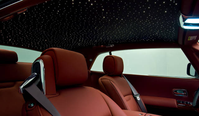 <br>1600本の光ファイバーが埋め込まれた「スターライト・ヘッドライナー」をオプションで用意。