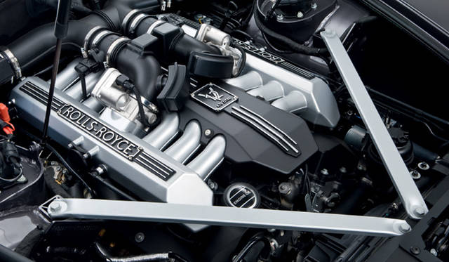 <br>搭載されるエンジンは、他のファントム・シリーズと同じ6.75リッターV12ユニット。最高出力460ps、最大トルク720Nmを誇り、0-100km/h加速はわずか5.8秒という駿足の持ち主。
