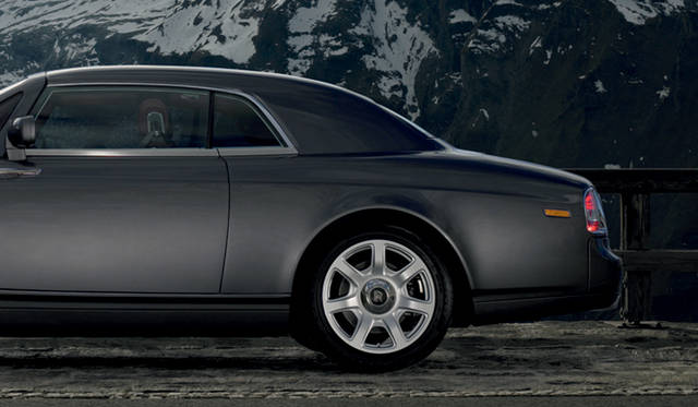 <br>装着するタイヤは前255/50R21、後285/45R21のランフラットタイプ。