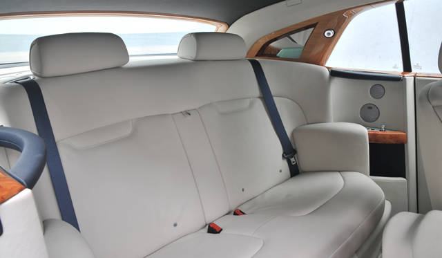 <br>クーペでありながら、後席は大人ふたりに十分なスペース。美しい曲線を描くラウンジシートがゲストを迎え入れてくれる。