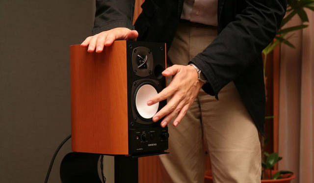 試聴室にあるD-312E 2ウェイ・スピーカーシステム