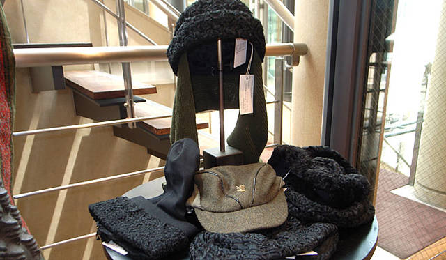 <strong>以下すべて、ユナイテッドアローズ 原宿本店 メンズ館2階（8月8日まで展示）</strong>