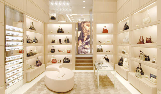 <strong>JIMMY CHOO｜ジミー チュウ</strong> ハンドバッグとレザーグッズ、サングラスがそろう1階