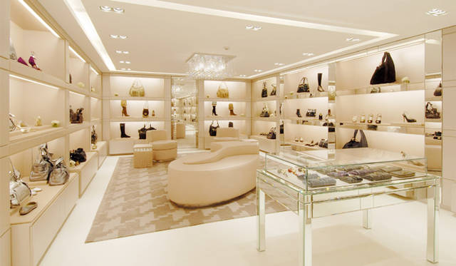 <strong>JIMMY CHOO｜ジミー チュウ</strong> 2階は国内でもっとも豊富な品ぞろえを誇るシューズ・コレクション