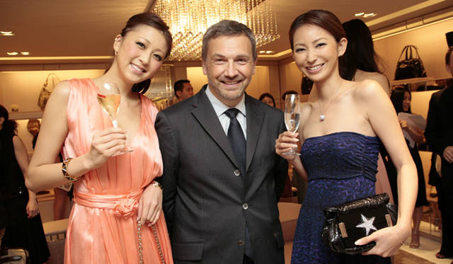 <strong>JIMMY CHOO｜ジミー チュウ</strong> モデルの渡 香奈さん、ブルーベル（アジア）CEOのエリック ドゥイエ氏、モデルの真山景子さん