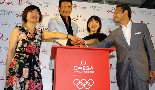 左から、スウォッチ グループ ジャパン 株式会社オメガ事業本部長代理の森本道子さん、元オリンピック選抜メンバーのフー・ビンさん、バルセロナオリンピック女子200m平泳ぎ金メダリストの岩崎恭子さん、株式会社松屋 本店店舗運営担当次長の神山雄二さん