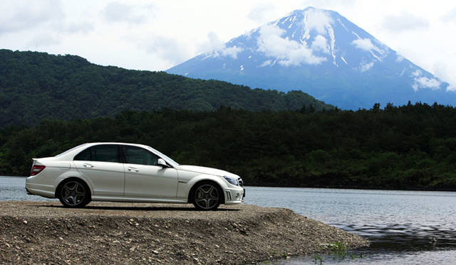 <b>Mercedes-Benz C63AMG｜メルセデス・ベンツC63AMG</b><br>2007年10月に発売された「C63AMG」。メルセデス・ベンツの高性能ライン、AMGの末っ子モデルである。価格は1030万円。