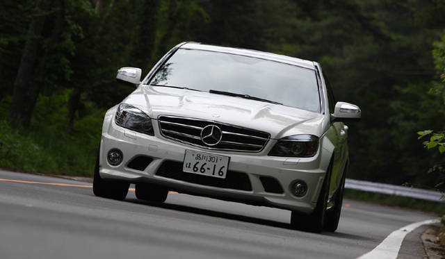<b>Mercedes-Benz C63AMG｜メルセデス・ベンツC63AMG</b><br>ボンネットフードのパワードーム、フロントスポイラーに備わる大型エアインテークなど、力強さあふれるフロントマスク。