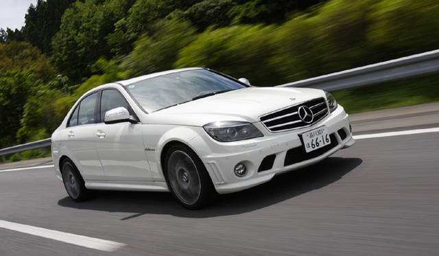 <b>Mercedes-Benz C63AMG｜メルセデス・ベンツC63AMG</b><br>俊敏さにかけてはAMGモデルのなかでも天下一品。そのスポーティさと引き換えに、乗り心地は明らかに硬めの味つけ。