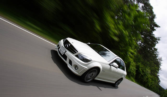 <b>Mercedes-Benz C63AMG｜メルセデス・ベンツC63AMG</b><br>1800kgのボディを、最高出力457ps、最大トルク600Nmというアウトプットで引っ張る。