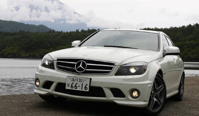 <b>Mercedes-Benz C63AMG｜メルセデス・ベンツC63AMG</b><br>前235/40R18、後255/35R18のワイドタイヤと、18インチAMG 5スポークアルミホイールを装着。