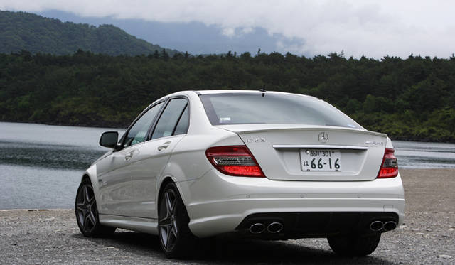 <b>Mercedes-Benz C63AMG｜メルセデス・ベンツC63AMG</b><br>AMGデュアルツインクロームエグゾーストエンドが顔をのぞかせる。
