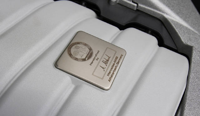 <b>Mercedes-Benz C63AMG｜メルセデス・ベンツC63AMG</b><br>このエンジンを組み上げたマイスターのサイン入りプレートは、AMGモデルの証。