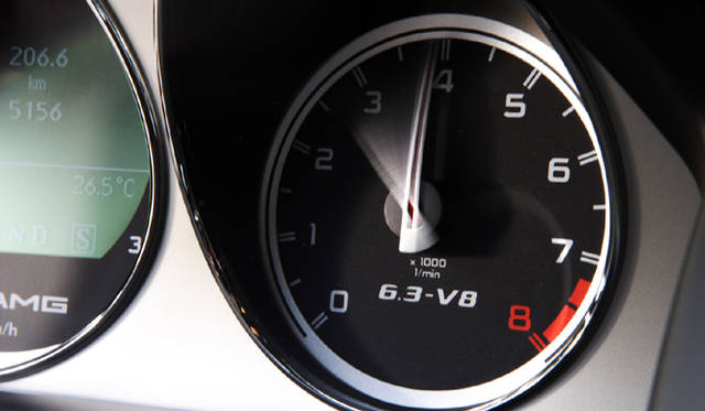 <b>Mercedes-Benz C63AMG｜メルセデス・ベンツC63AMG</b><br>レッドゾーンは7000rpmを超えてから刻まれる。高回転型であることがうかがえる。