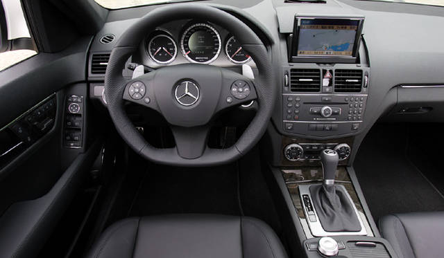 <b>Mercedes-Benz C63AMG｜メルセデス・ベンツC63AMG</b><br>ナッパレザーとブラックバードアイメープルウッドが奢られたインテリア。