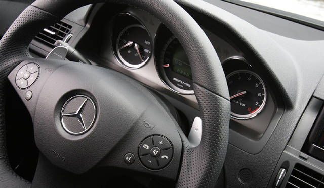 <b>Mercedes-Benz C63AMG｜メルセデス・ベンツC63AMG</b><br>ステアリングホイールの左右の裏に備わるシルバーアルミニウムのパドル。AMG専用開発の7段ATを意のままに操ることができる。
