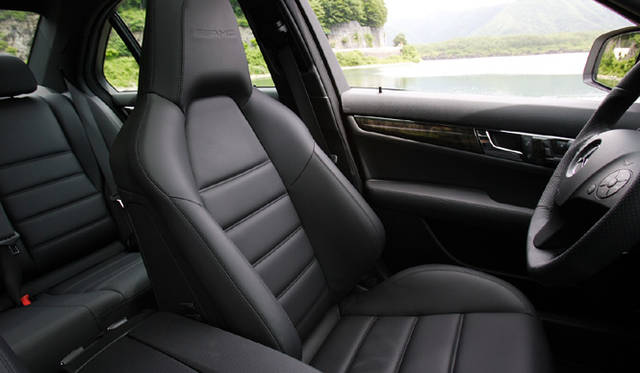 <b>Mercedes-Benz C63AMG｜メルセデス・ベンツC63AMG</b><br>セミバケットタイプのスポーツシートが、コーナリング時にもしっかりカラダを支えてくれる。