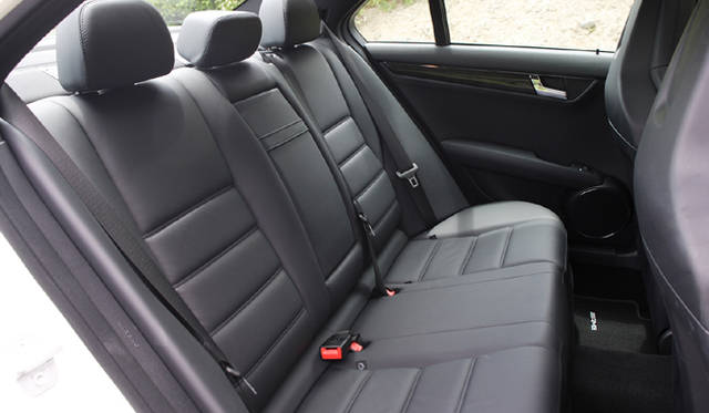 <b>Mercedes-Benz C63AMG｜メルセデス・ベンツC63AMG</b><br>大人がゆったり座れるリアシート。