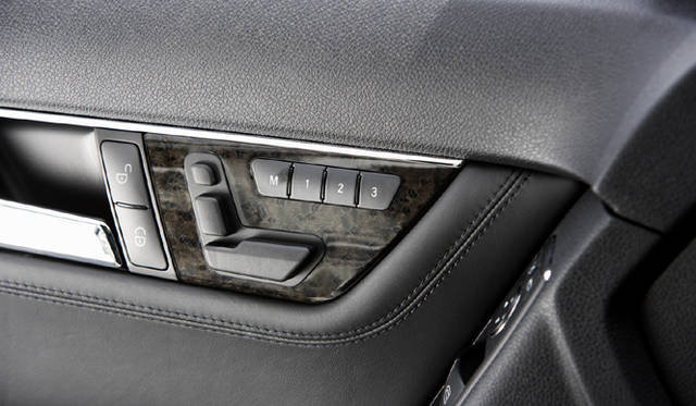 <b>Mercedes-Benz C63AMG｜メルセデス・ベンツC63AMG</b><br>前席電動シートの調節は、ドアに備わるシートを模したスイッチで行う。