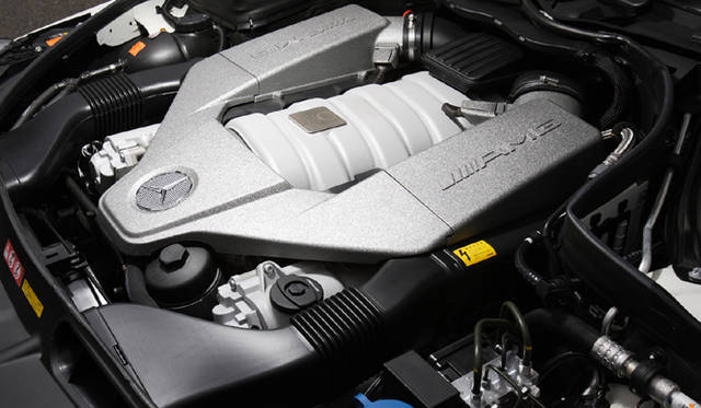 <b>Mercedes-Benz C63AMG｜メルセデス・ベンツC63AMG</b><br>AMG自慢の高回転型V型8気筒エンジン。このボディサイズに6208ccもの大排気量ユニットを載せているのが、「C63AMG」の最大の特長といえる。
