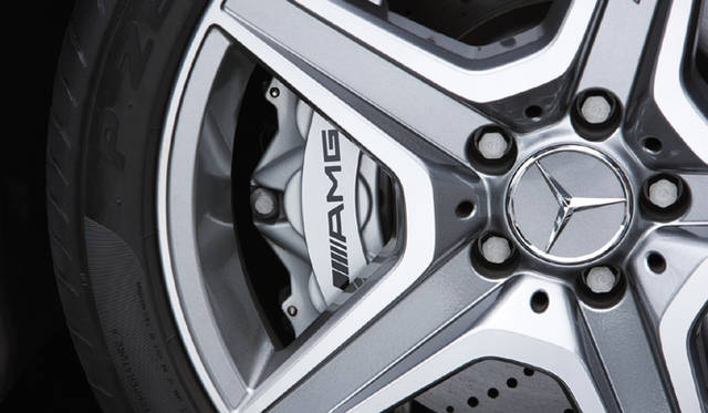 <b>Mercedes-Benz C63AMG｜メルセデス・ベンツC63AMG</b><br>ハイパワーに応えるAMG強化ブレーキシステム。フロントに360mm径のドリルドベンチレーテッドディスクと6ピストンキャリパーを、リアに330mm径のドリルドベンチレーテッドディスクと4ピストンキャリパーを装着。