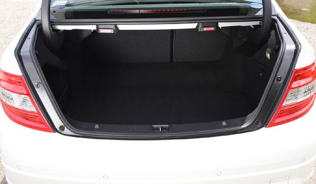 <b>Mercedes-Benz C63AMG｜メルセデス・ベンツC63AMG</b><br>分割可倒式の後席により、トランク容量を拡大。使い勝手のよさはセダンならでは。