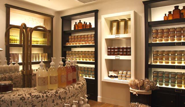 SABONの店内。左手前にあるのが、エルサレムから運ばれてきた石でつくられた「ウォータースタンド」。スクラブなどを実際に試せる