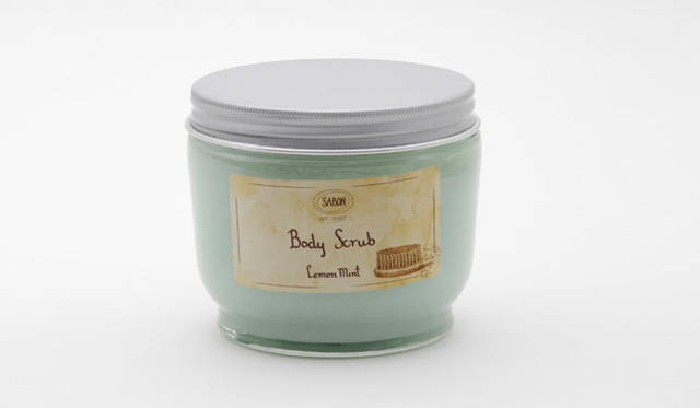 主力商品のひとつのボディスクラブ。ミネラルが豊富な死海の塩を100％使用し、洗い上がりがツルツルの肌がうれしい