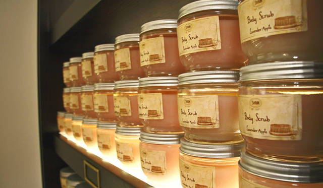 ボディスクラブには、アーモンド、パチュリ、ラベンダー、大豆のオイルを配合することで深いスクラブ効果が得られる