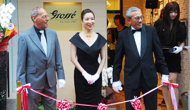 <strong>グロッセ｜GROSSE</strong>　青山店オープニングテープカット