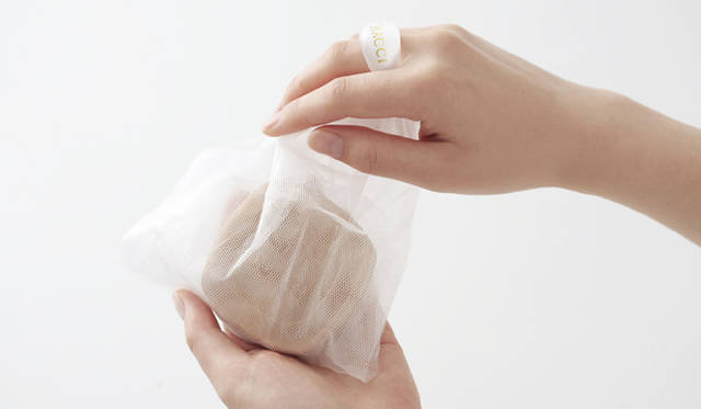 1. ネットに石けんを入れます（指輪は中指に）