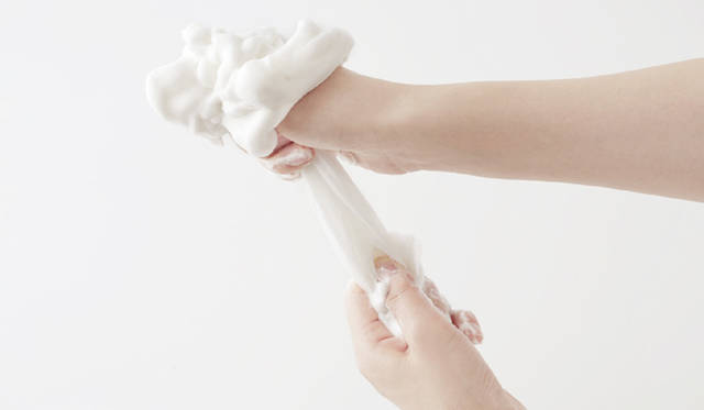 4. メレンゲ状の泡が立ったら、ネットから泡を絞り出します（ここでお好みの「BEAUTY HONEY」を数滴たらすと、さらに泡が艶やかになります